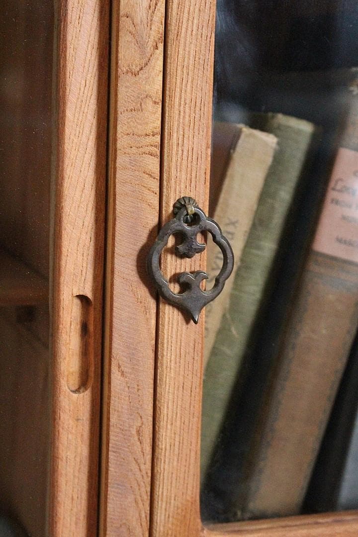 古い木枠のガラス戸棚　木製引き出し6杯　食器棚　本棚　キャビネット　古家具