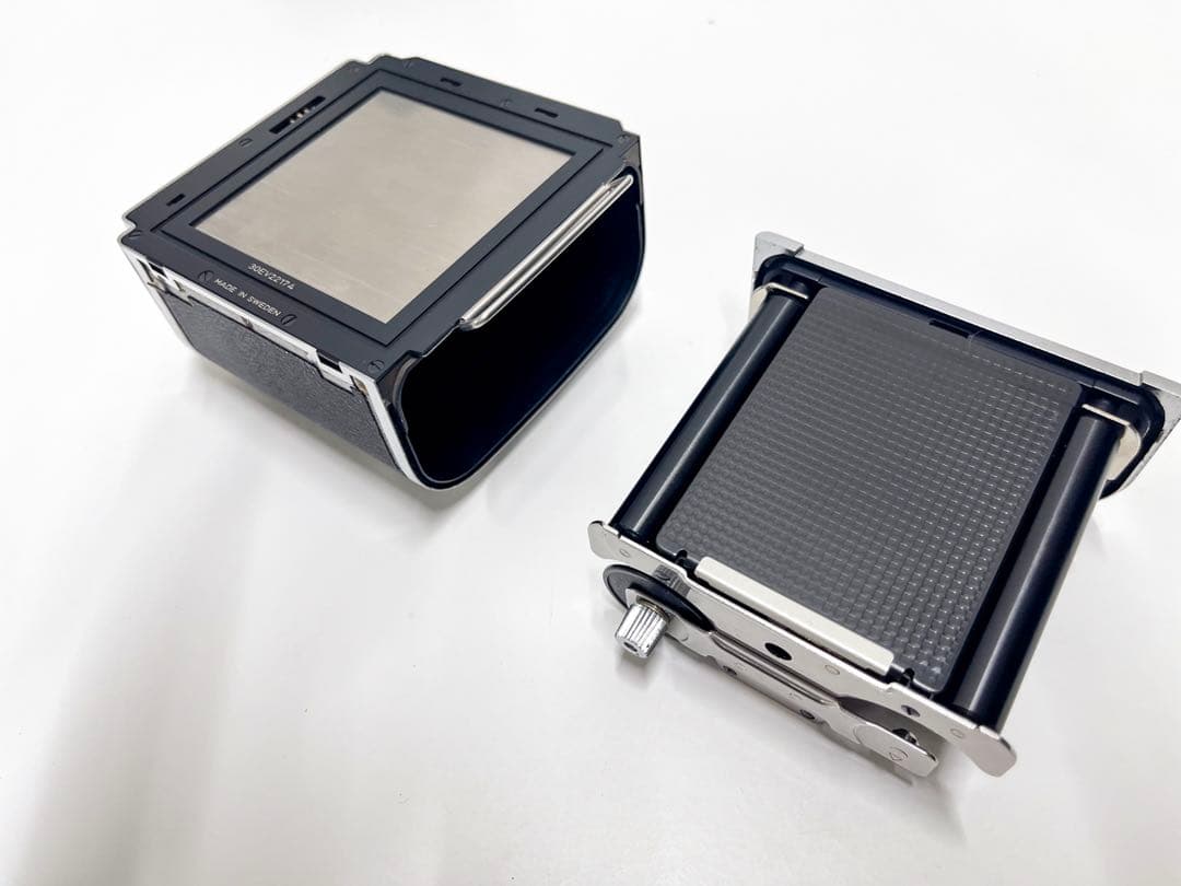 Hasselblad 503CX カメラボディとフィルムマガジンとストラップ