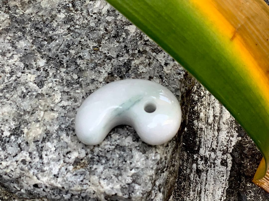 ✳30万円以上します‼️極上色彩　糸魚川翡翠ジェダイト勾玉　外部鑑定機関の鑑別書付