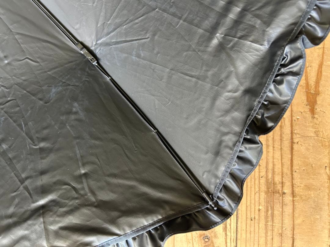 【サンバリア100】折り畳み日傘　2段折　フリル　黒　収納袋付き