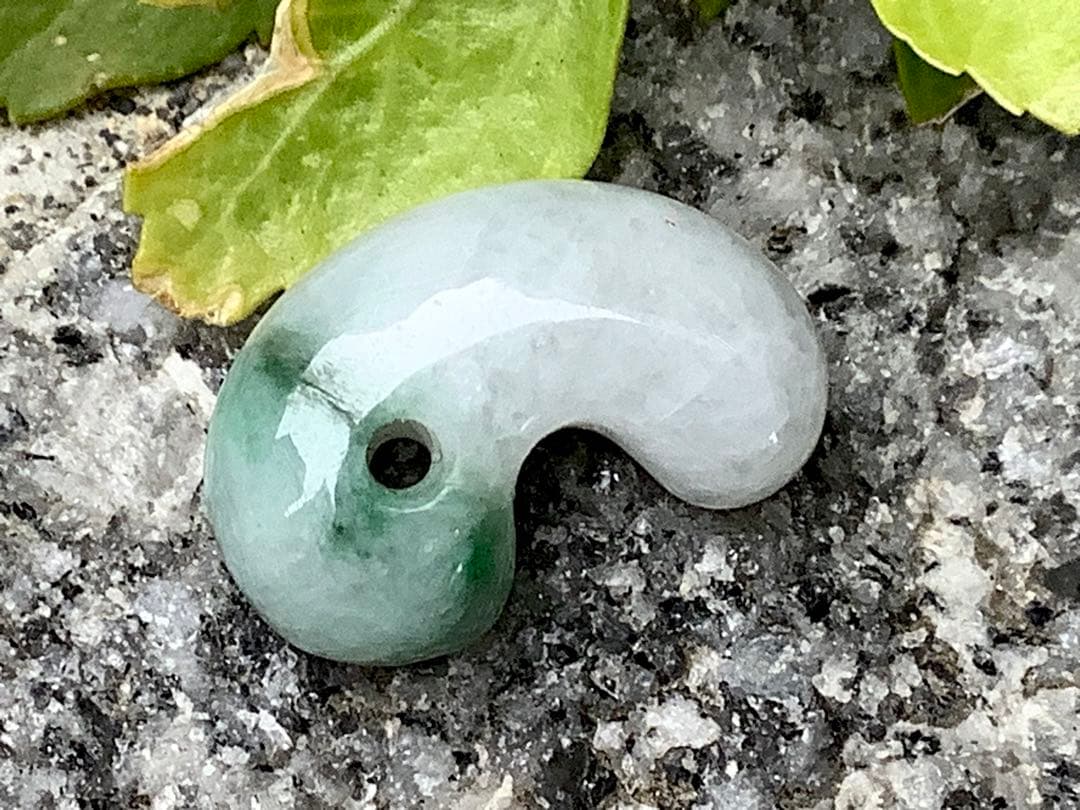 ✳緑混じりの氷肌*アイスジェイド　糸魚川翡翠勾玉　御守りに‼️鑑別書付本物を‼️