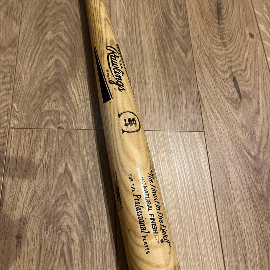 サイン入り木製バットと野球ボールとピンバッチセット