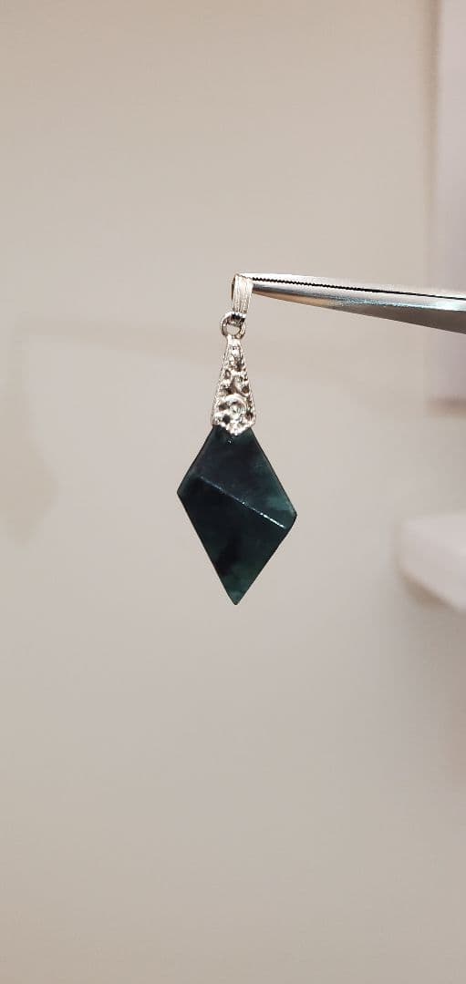 糸魚川翡翠 入りコン沢 茄子紺 ペンダントトップ