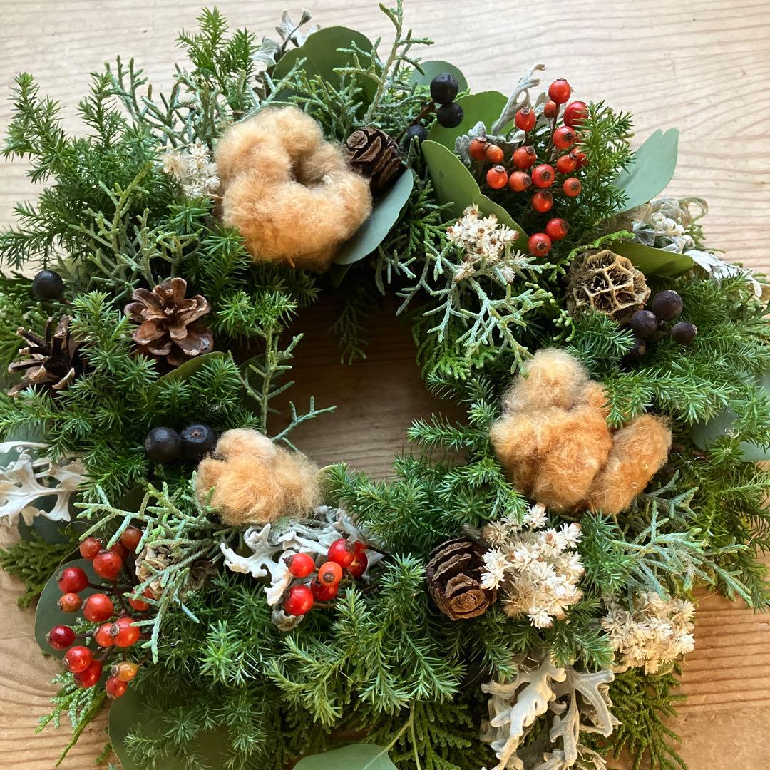 ブラウンコットンのクリスマスリース　野バラの実　フレッシュ針葉樹　シャリンバイ