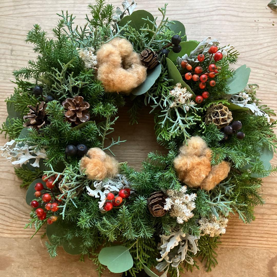 ブラウンコットンのクリスマスリース　野バラの実　フレッシュ針葉樹　シャリンバイ