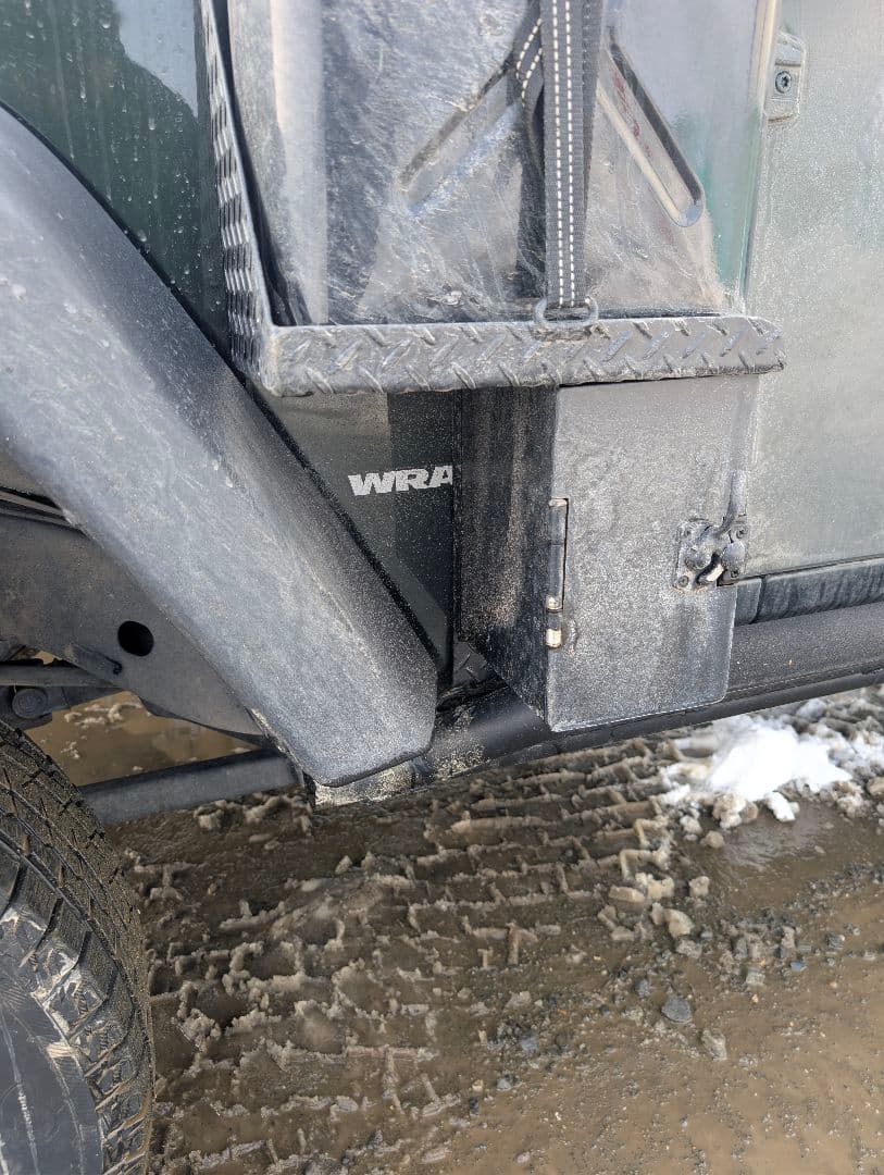 ラングラー　JK ジェリ缶ホルダー　収納付き！