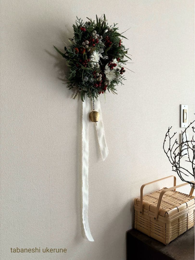 シンカルファとローズヒップや野バラを紡いだ　リネンタッセル付き　クリスマスリース