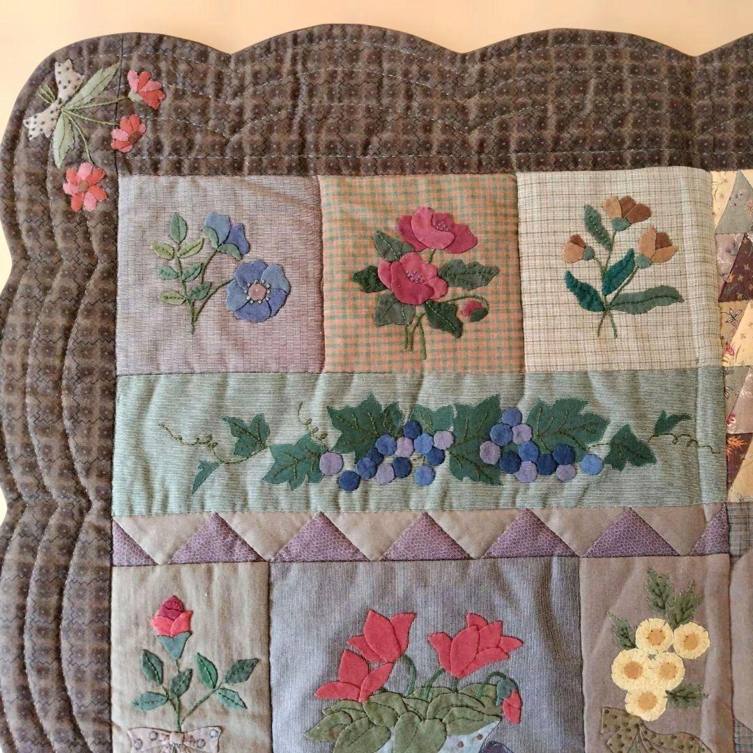 福ちゃん【花のタペストリー】　ハンドメイドアップリケ、刺繍 、パッチワーク