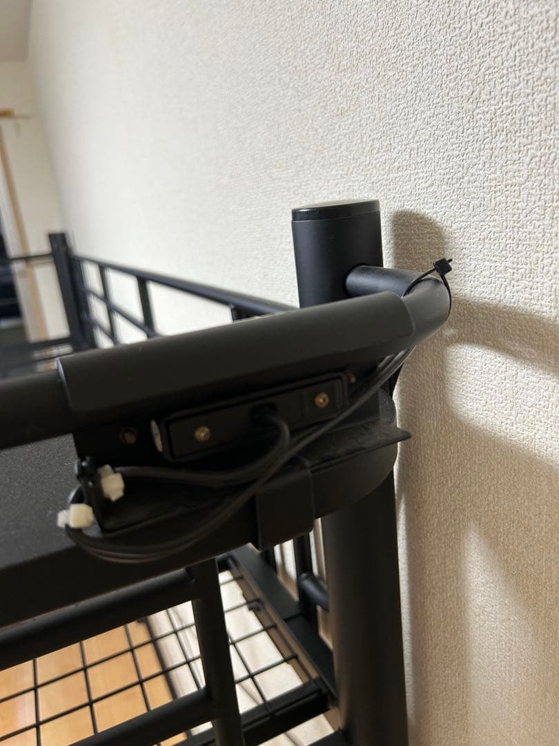 【おさる】黒のスチール製ロフトベッド／デスク下収納・はしご階段付き