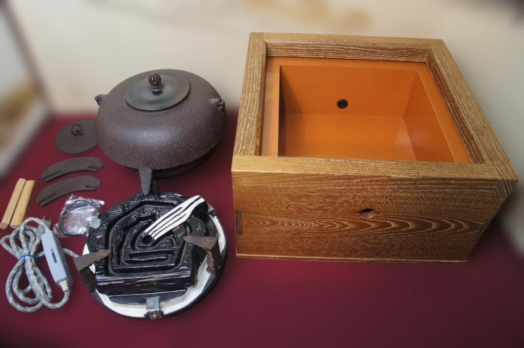 ☆桑色置炉 在銘裏甲釜 裏釜 替え蓋 釜鐶 置炉用600w炭型電熱器 送料込み