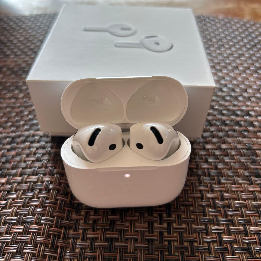 【ほぼ新品】Apple AirPods 4 ANC搭載　本体 ホワイト