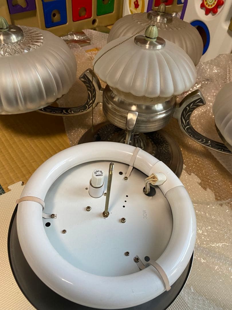 5灯　シャンデリア ホワイト ガラス