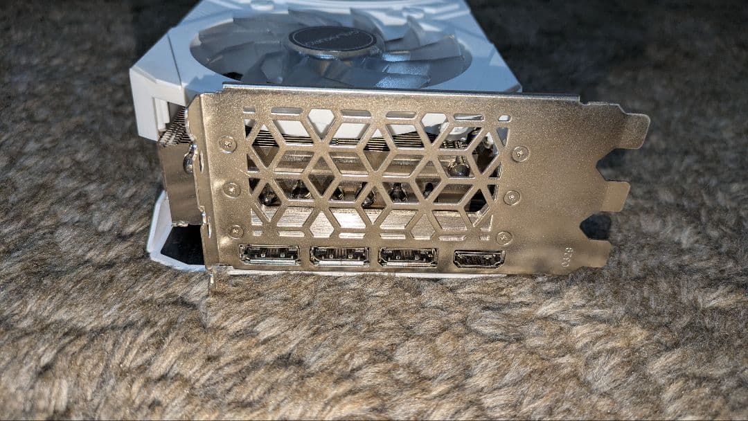 NVIDIA GeForce RTX 4070 Ti Super 白