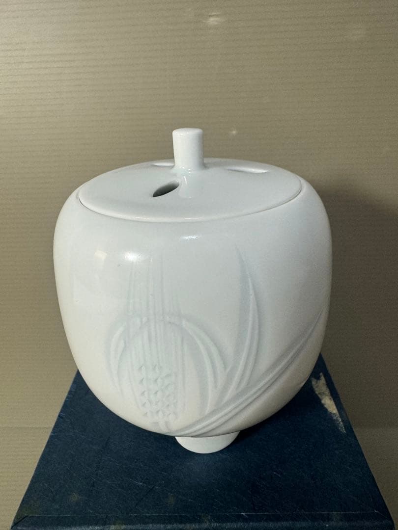 2366  【人間国宝】【井上萬二】白磁染麦彫文　香炉　未使用