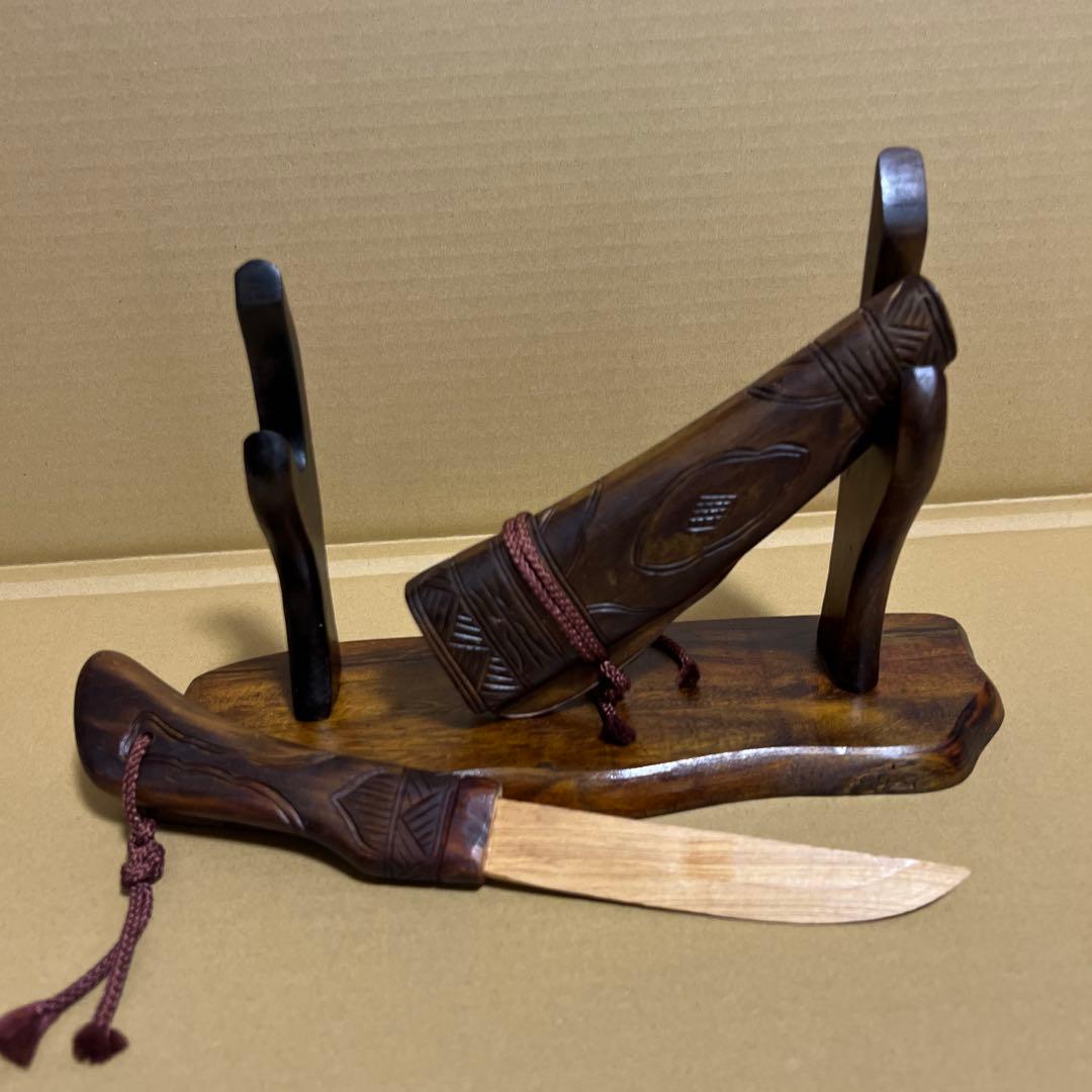 アイヌ　北海道　お土産 木製刀型装飾品 スタンド付き 約30cm
