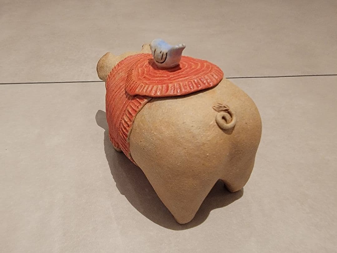 かとうゆみさん作　豚と鳥の蓋物