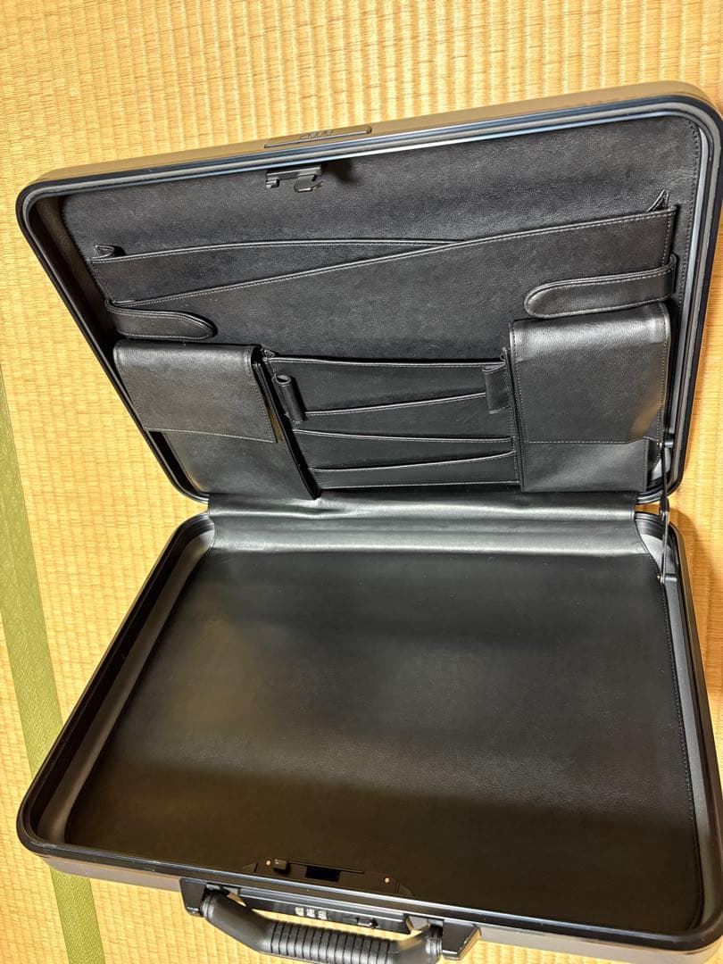 ゼロハリバートン アタッシュケース　ガンメタ　美品　送料込み