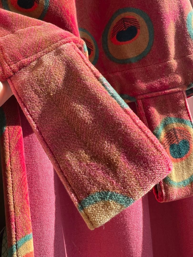 赤い円形模様のドレープカーテン