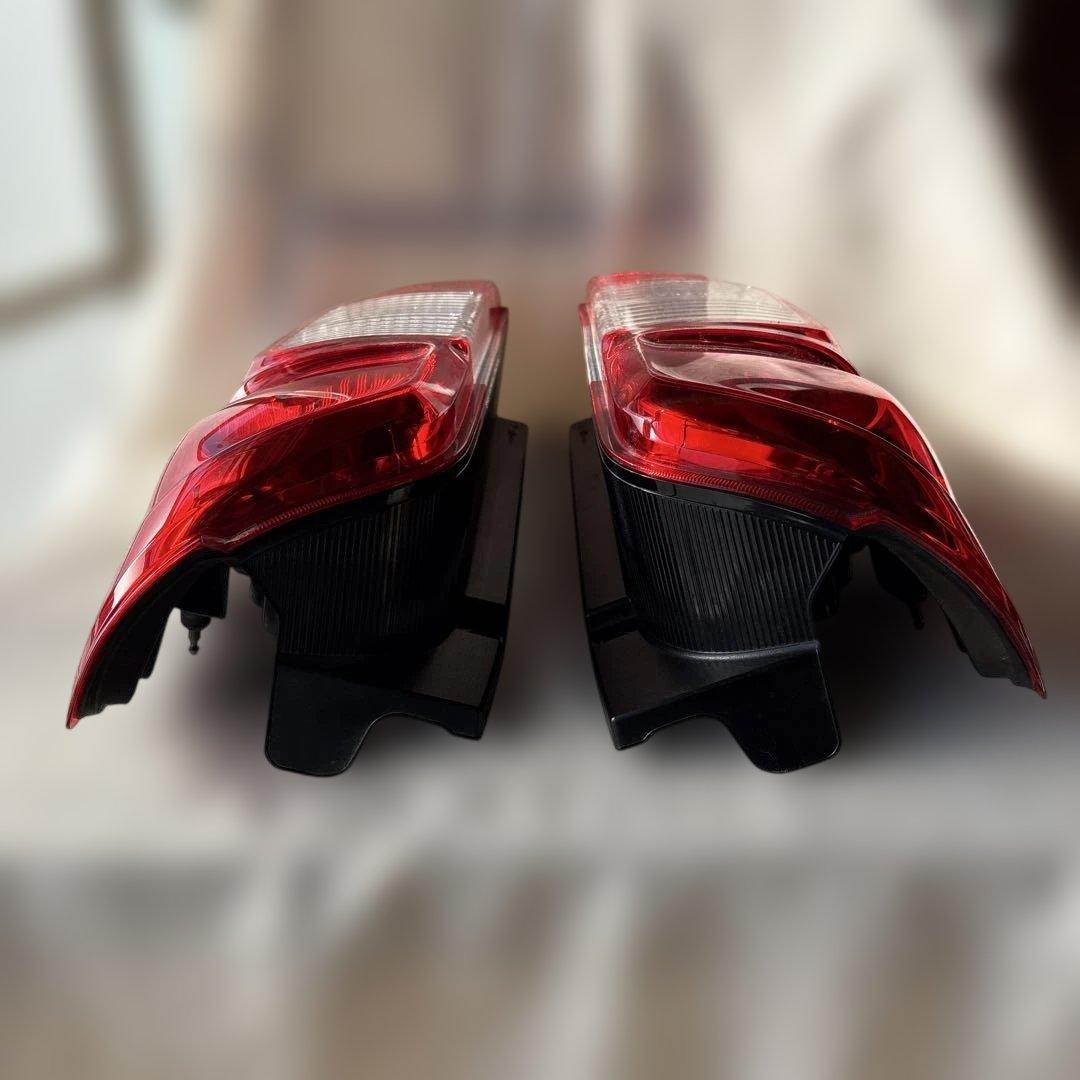 日産NV350キャラバンE26前期モデル　テールランプ　左右セット