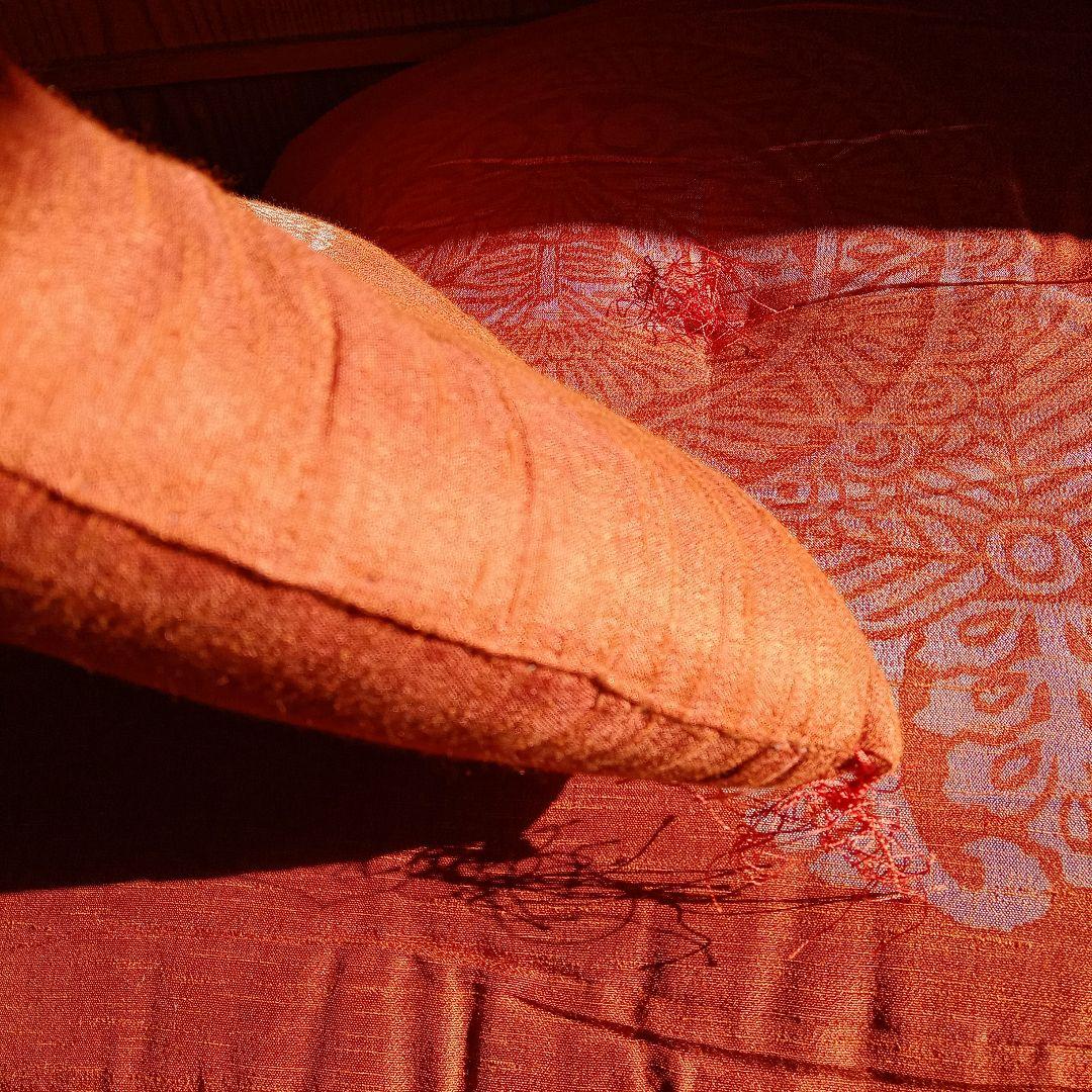 オレンジの花柄座布団　10枚セット　紬風の光沢ある生地