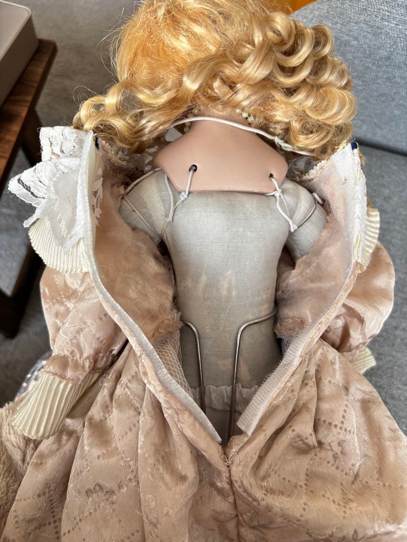 フリル装飾のドール