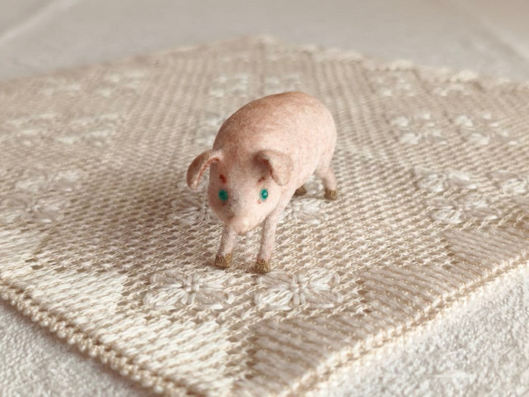 【まーちゃんさま】vintage figure ୨୧ * グリーンの瞳のブタさん