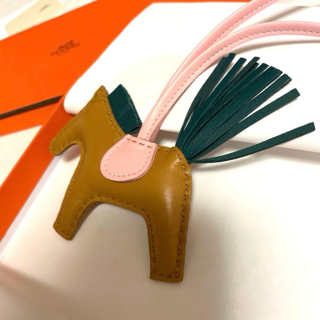 新品未使用美品　HERMES エルメス　ロデオPM　チャーム　レア　ローズサクラ