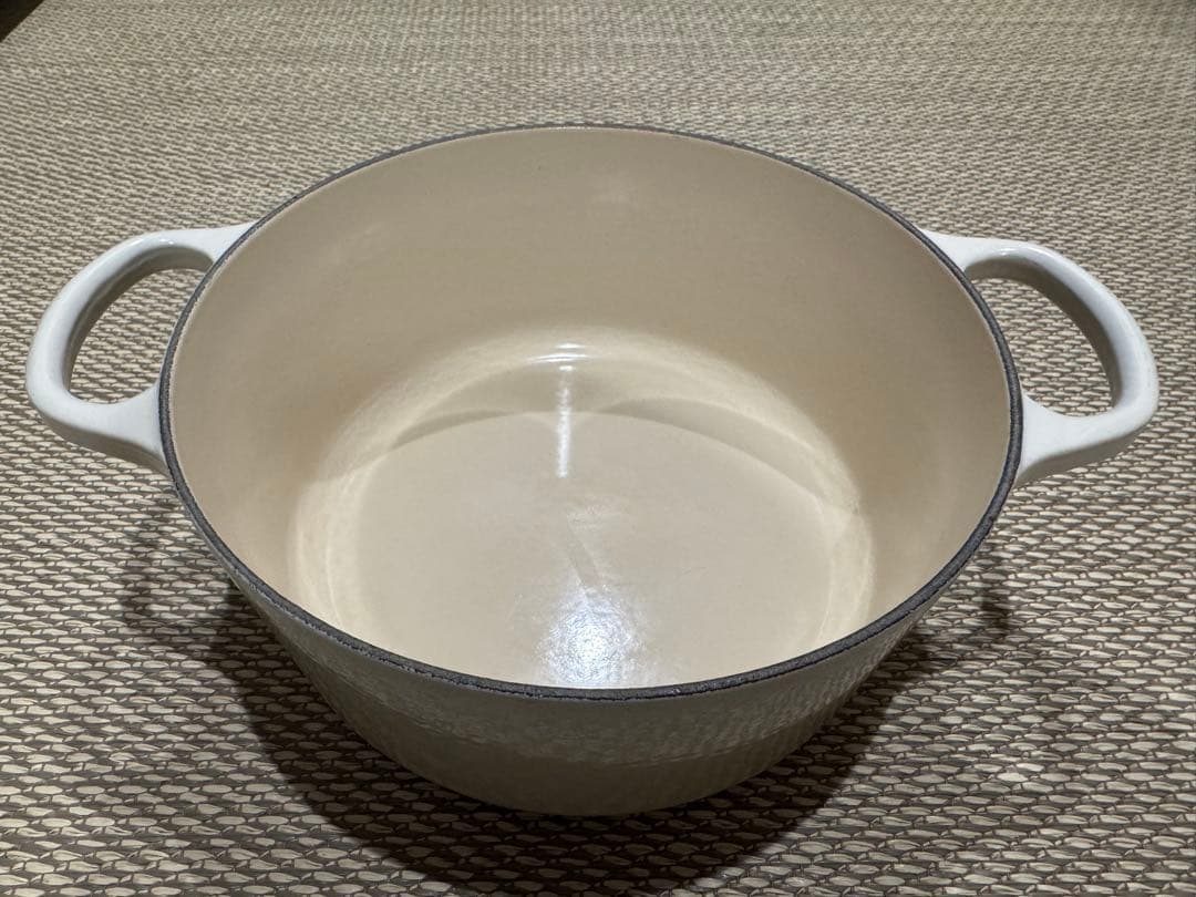 【未使用に近い】ル・クルーゼ ココット・ロンド 22cm 色:メレンゲ