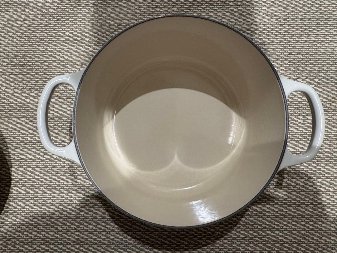 【未使用に近い】ル・クルーゼ ココット・ロンド 22cm 色:メレンゲ