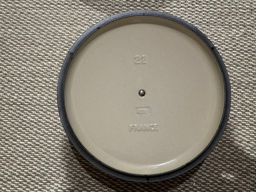 【未使用に近い】ル・クルーゼ ココット・ロンド 22cm 色:メレンゲ