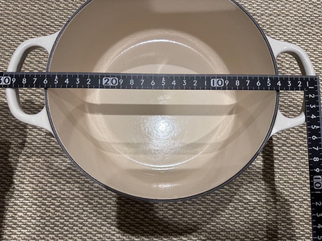 【未使用に近い】ル・クルーゼ ココット・ロンド 22cm 色:メレンゲ