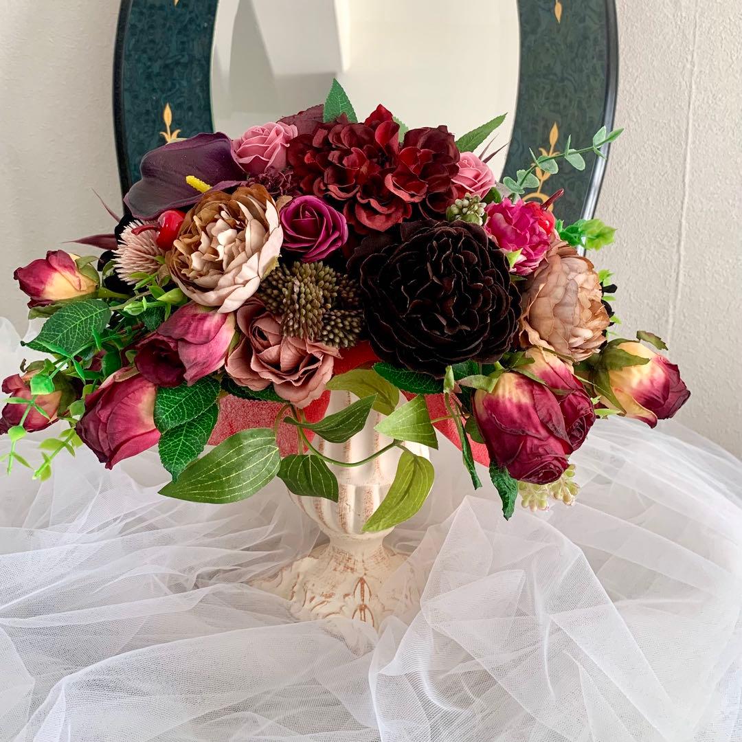 深み色フラワーアレンジメント　ヨーロピアンアレンジ　アンティークインテリア