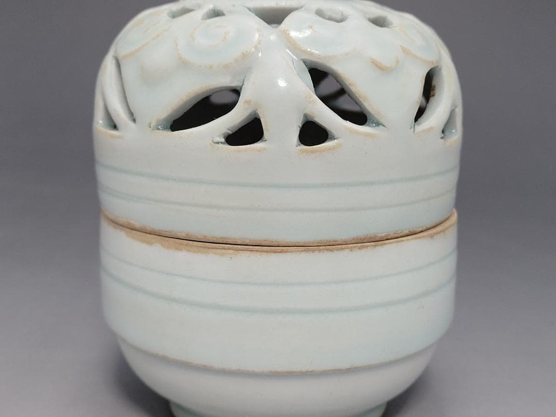 青白釉 陽透刻紋 蓋香炉 宋元時代 高さ約9.9cm