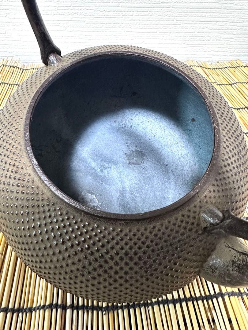 未使用品、タグ付　南部照光堂造　１８型アラレ　南部鉄瓶　南部鉄器　鉄瓶