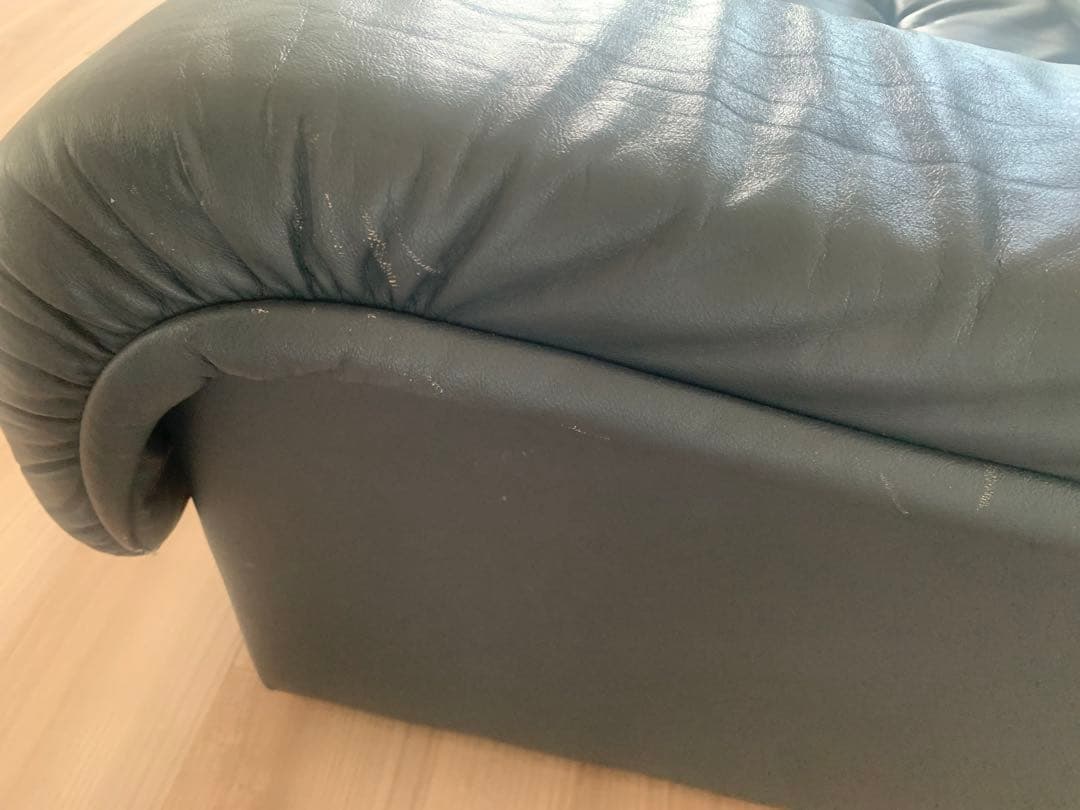 黒いレザー3人掛けソファ