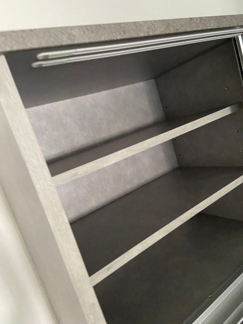 グレーの食器棚 4引き出し 3棚、カップボード、キッチン収納