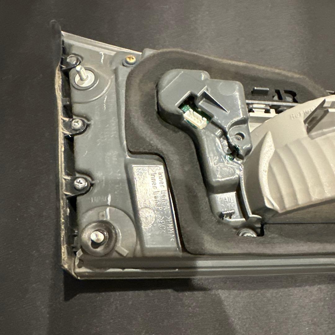 点灯ok HS250h[前期]右フィニッシャー ブレーキランプ　75-9R