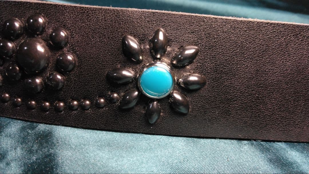 マリオ栃木レザー　ツタ＆フラワー　ソリッドブラス　ブラック　スタッズベルト