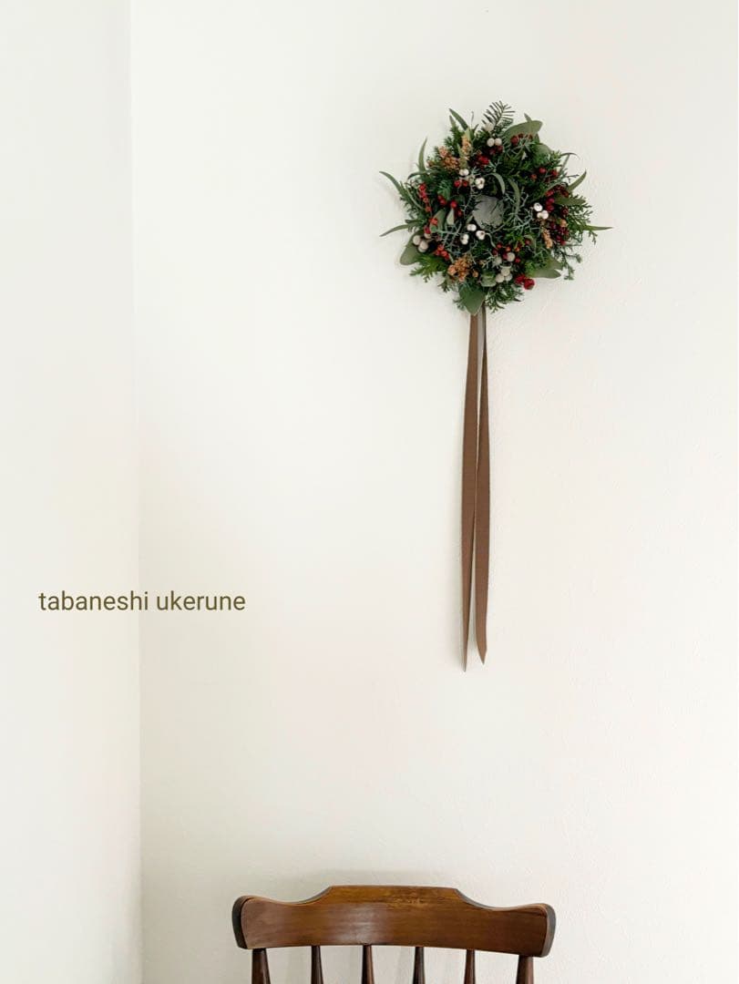 モミの木と赤い野バラの実や数種類の針葉樹を紡いだ可愛らしい　クリスマス　リース