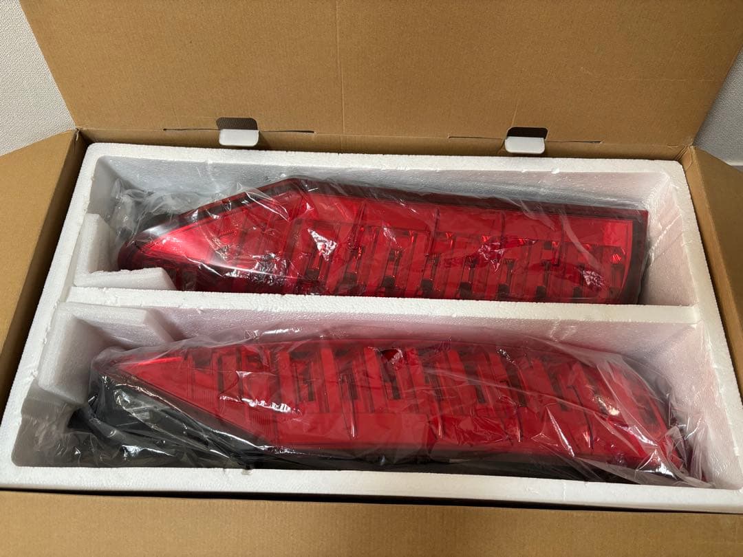 DazzFellows プレミアムLEDテールランプ 80系ノア　ヴォクシー