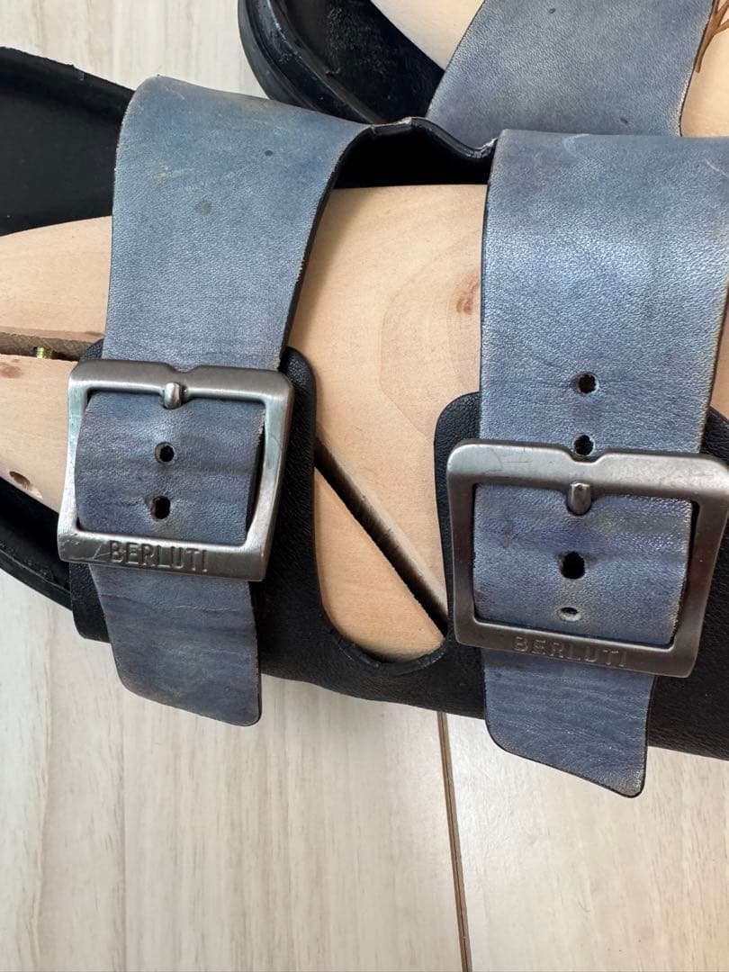BERLUTI グレー サンダル バックル付き