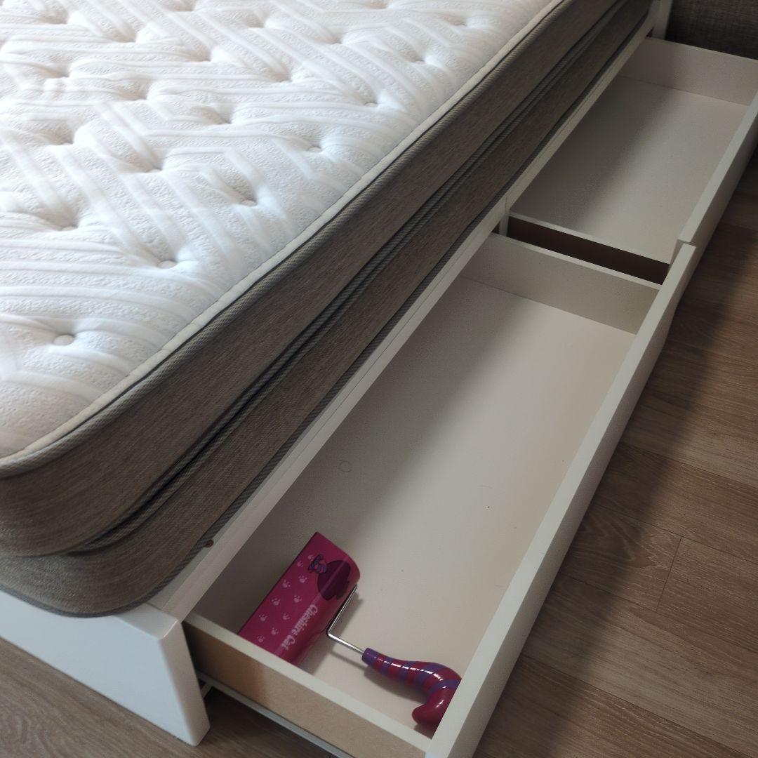 ニトリ　クイーンサイズベッドフレーム (マットレス付き)