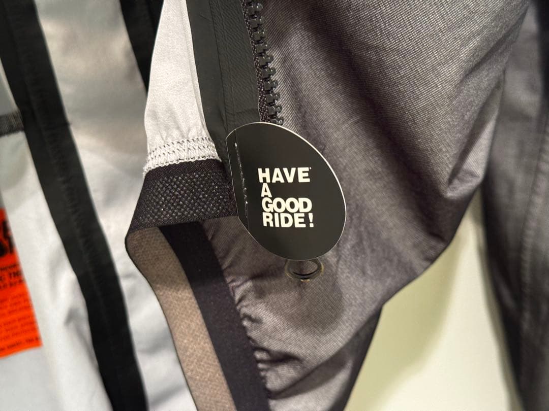 究極軽量レインジャケットASSOS SchlossHund EQUIPE RS