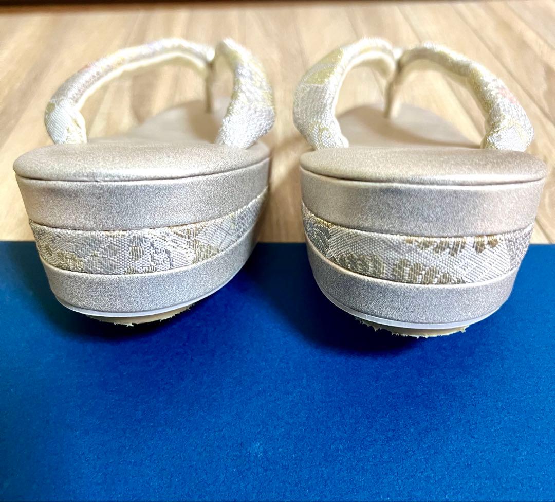 アイボリー に光沢がある花柄刺繍 ハンドバッグと草履セット