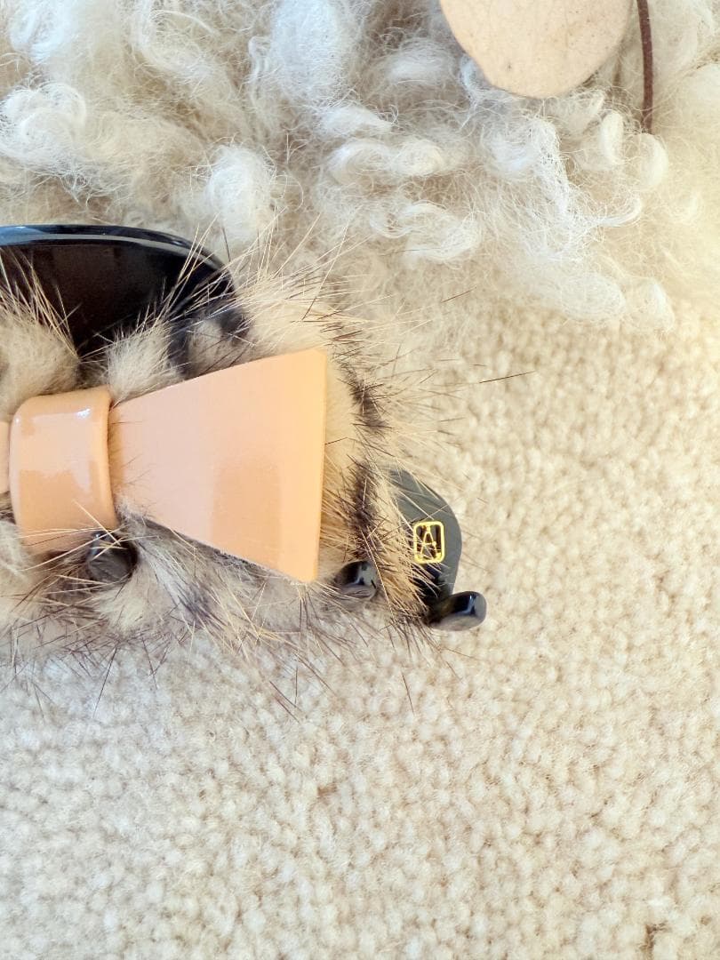 アレクサンドル ドゥ パリ ファー×リボンデザインのヘアクリップ