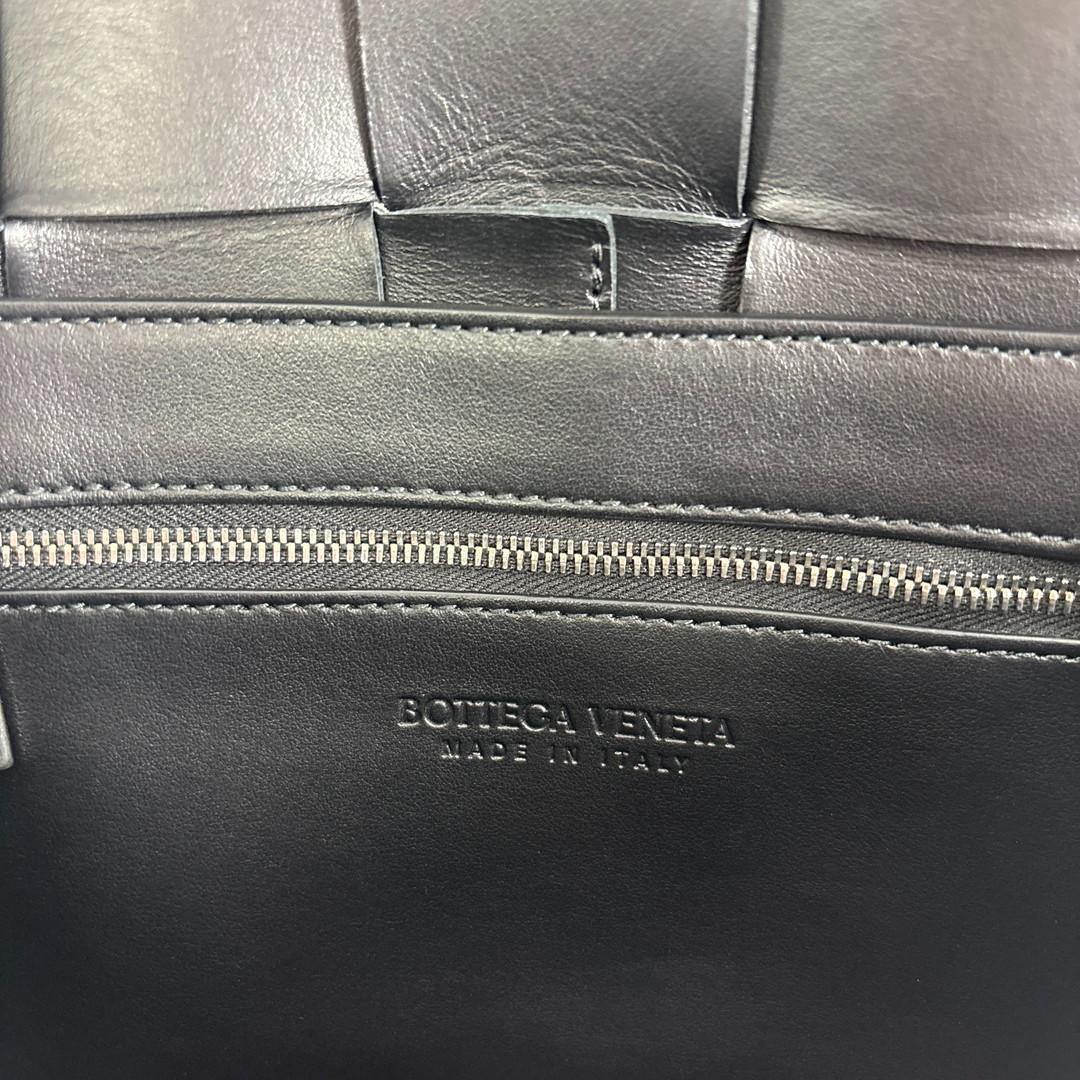 未使用 ボッテガヴェネタ イントレチャート ストラップポーチ ショルダーバッグ