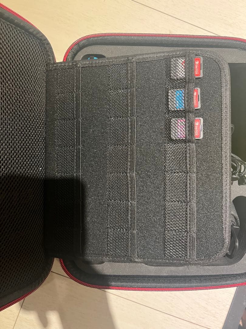 Switch とJoy-Conと収納ケースとゲーム三つ セットで出品