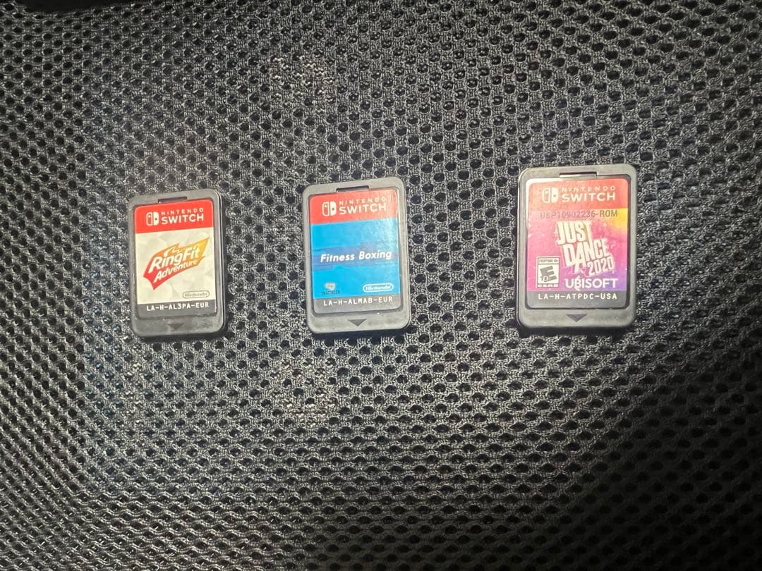 Switch とJoy-Conと収納ケースとゲーム三つ セットで出品