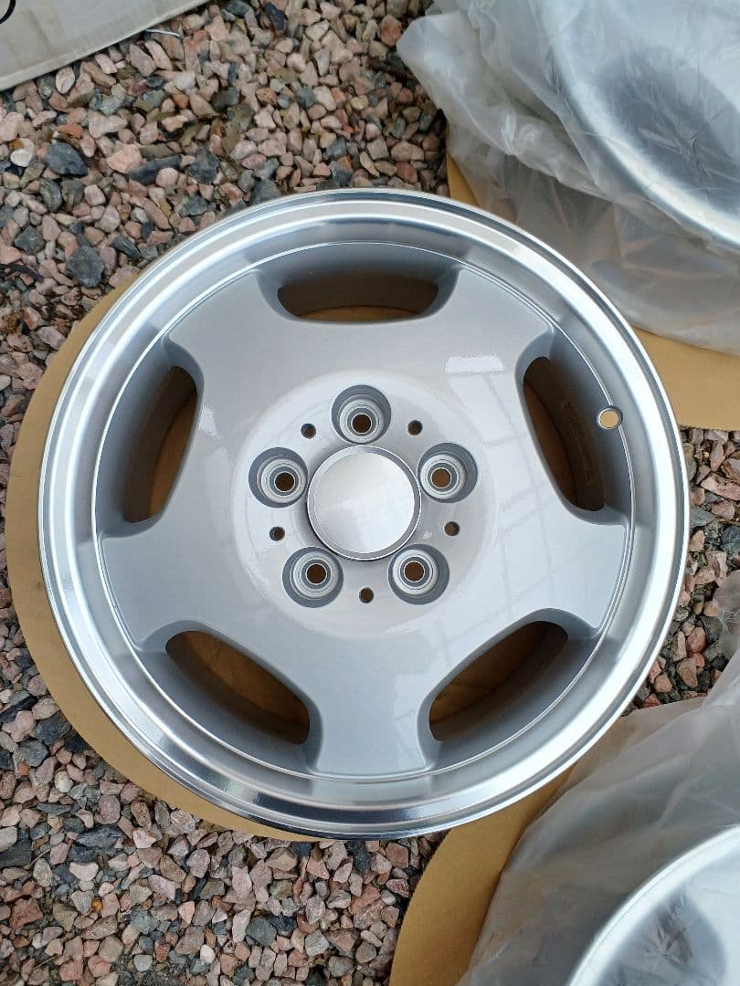 ★新品、未使用★15インチ 　ディッシュホイール　PCD114.3 5H　★