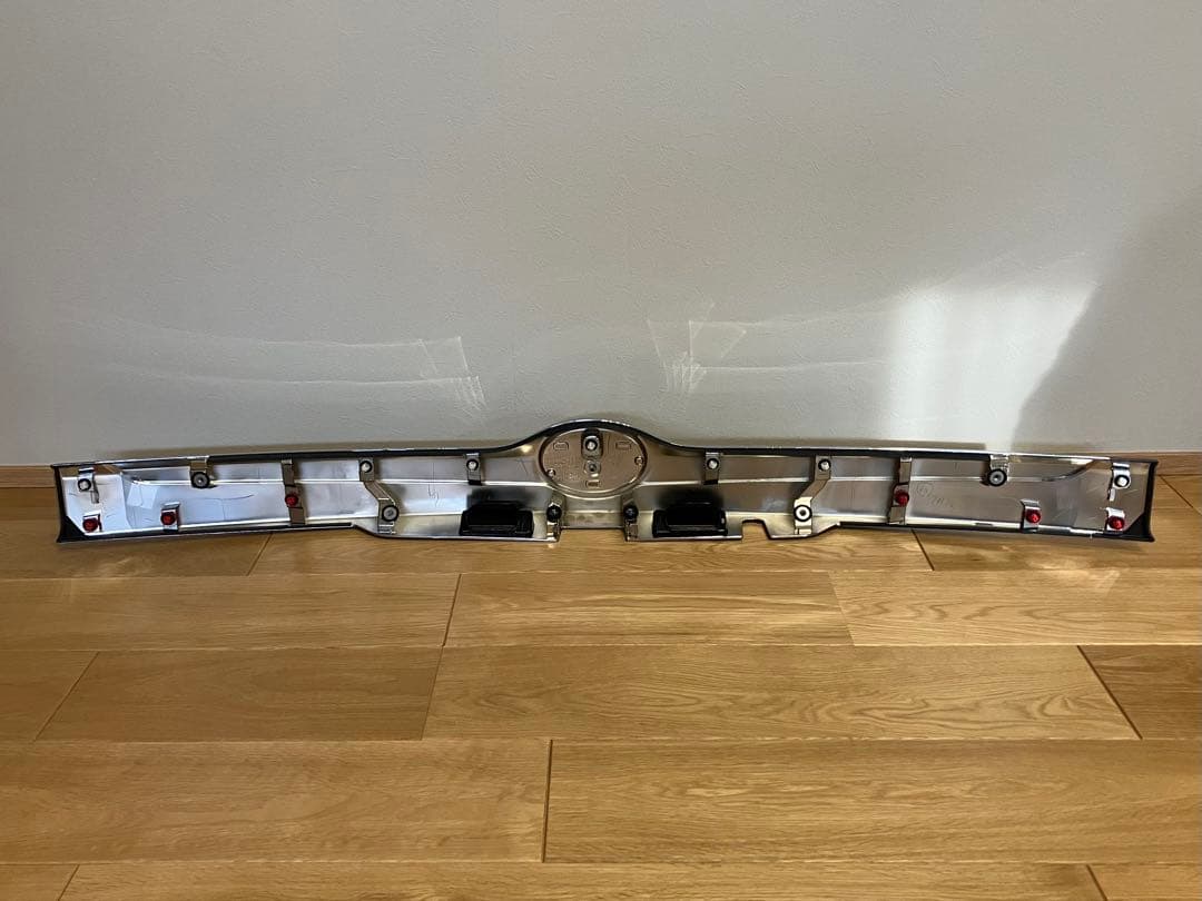 新車外し トヨタ エスクァイア 80 前期 純正 リアガーニッシュ メッキ